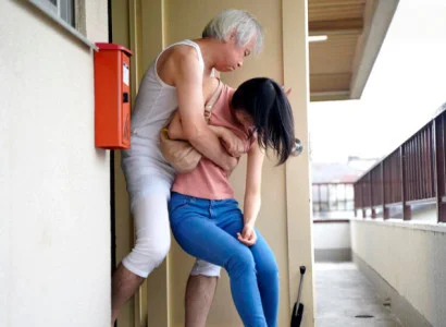 Người vợ trẻ bị bố chồng già đè ra