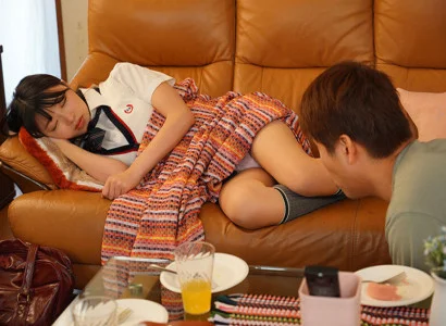 Chàng trai đang chén em gái mới lớn của người yêu