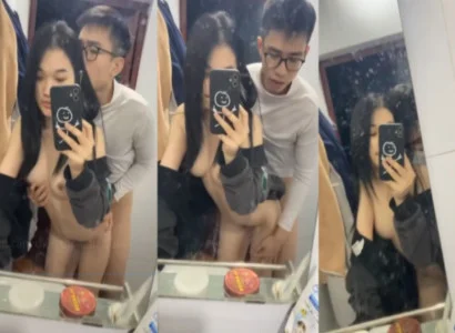 Cặp bạn sinh viên cùng làm tình nhau trước gương