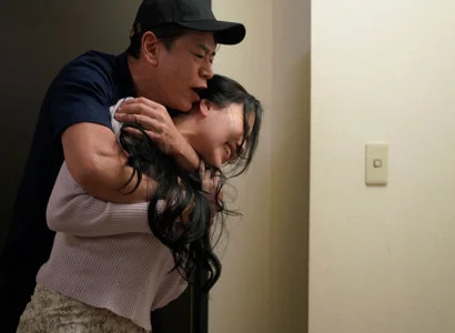 Nữ ca sĩ bị fan thô bạo xâm hại vì cơ thể quá gợi cảm