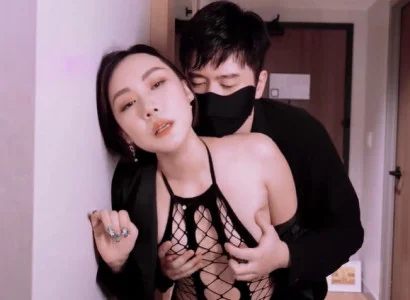 Cô vợ bán thân cho ông sếp để trả nợ cho chồng