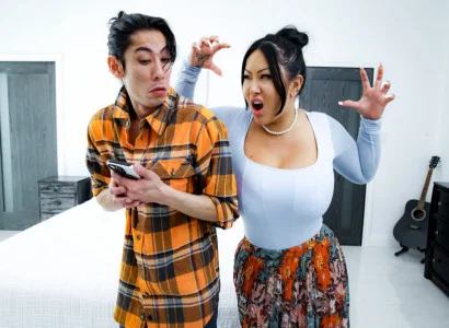 Con trai này đem lại cho mẹ kế xăm trổ hàng múp đỉnh khoái